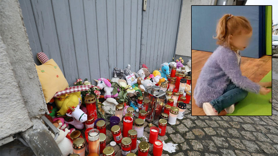 Trauerkerzen an der Haustür in Torgelow, hinter der die sechsjährige Leonie misshandelt wurde und starb.