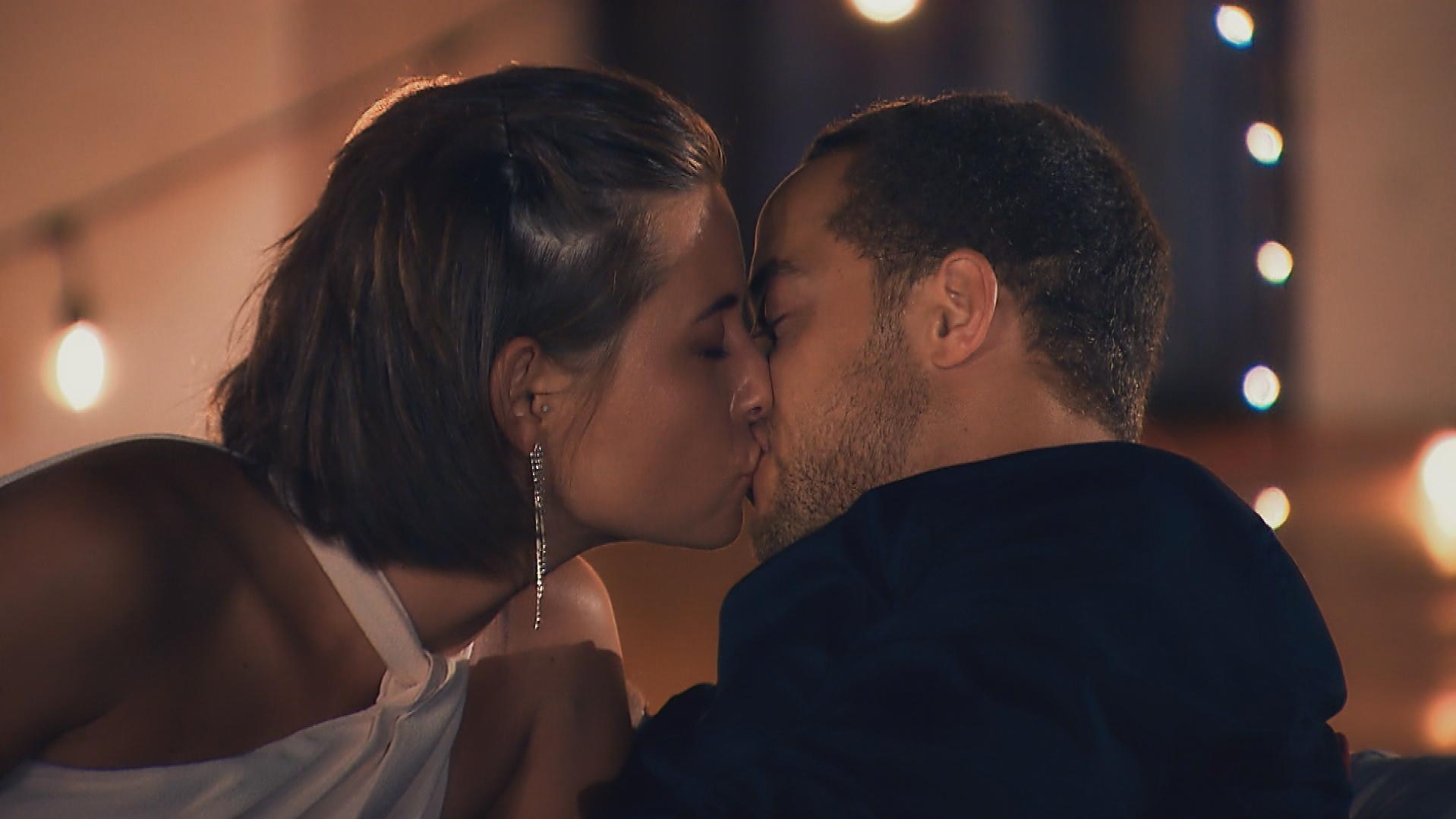 Jenny küsst Bachelor Andrej als erste der Kandidatinnen.