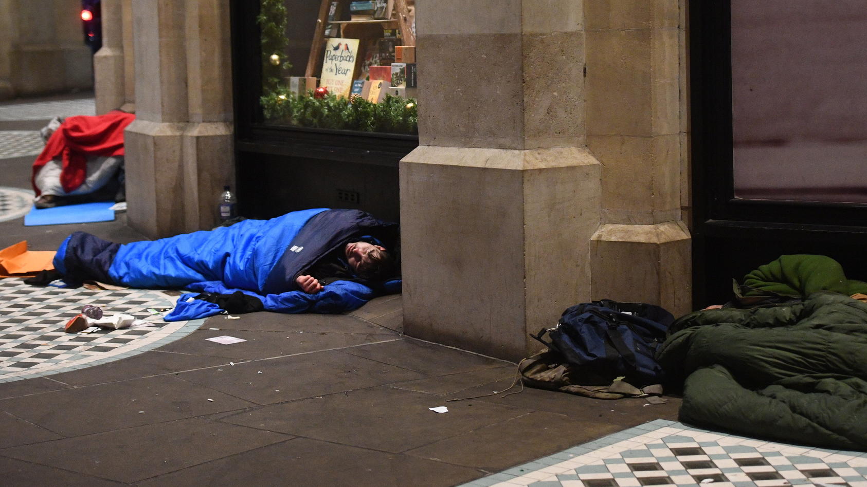 30.12.2018, Großbritannien, London: Obdachlose liegen in ihren Schlafsäcken an einem Gebäude im Zentrum Londons. Foto: Victoria Jones/PA Wire/dpa +++ dpa-Bildfunk +++