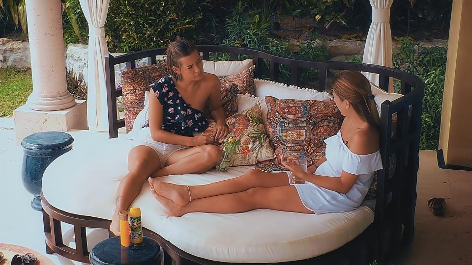 Bei den Bachelor-Kandidatinnen Jenny und Nadine fliegen in der vierten Woche die Fetzen.