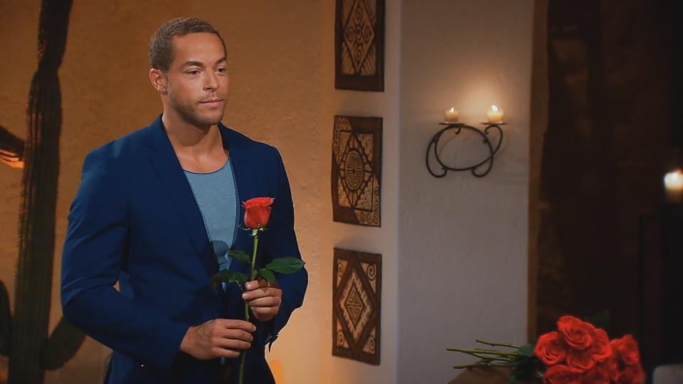 Bei der Rosenvergabe gehen zwei Frauen leer aus. Für sie hat der Bachelor keine Blume mehr.