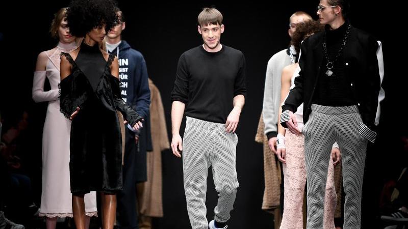 die-jogginghose-und-hat-sich-in-der-mode-welt-etabliert-wie-hier-bei-der-show-des-designers-kilian-kerner-bei-der-berliner-fashion-week