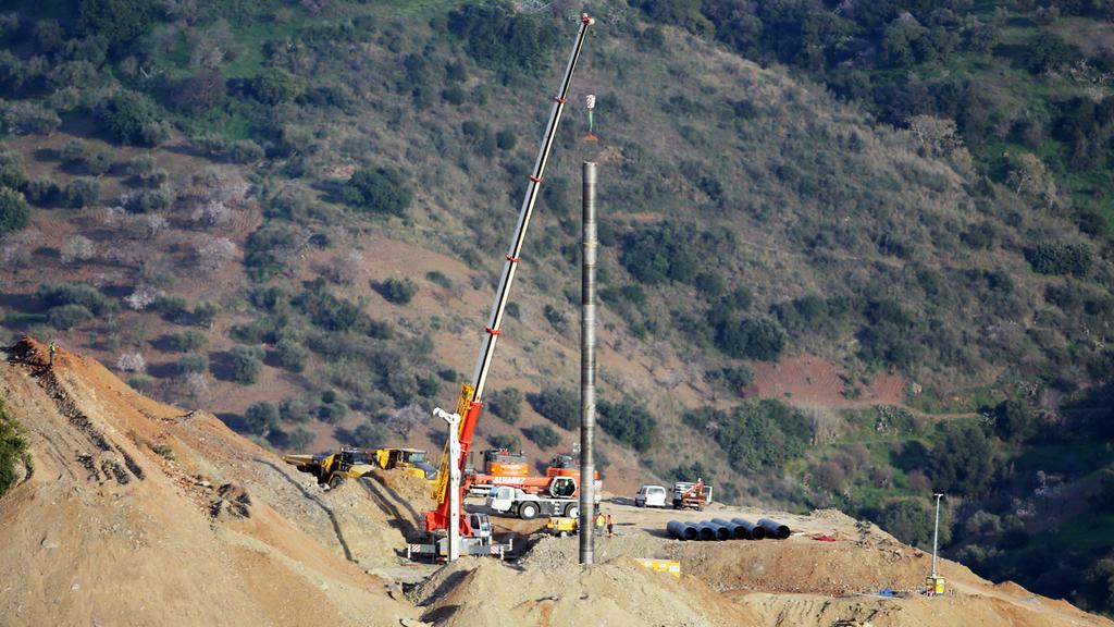News Bilder des Tages //Andalucia// Totalan Malaga La jornada de ayer termino con una buena noticia. Se habia llegado por fin a los 60 metros de profundidad y, a pesar de las 55 horas invertidas, se estaba ya a un paso de que la brigada de rescate de