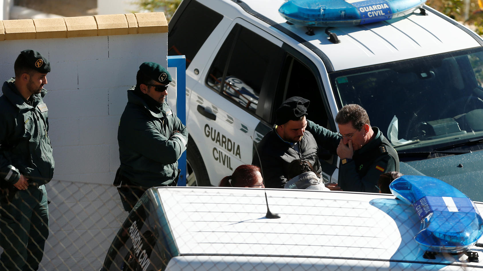 Julens Eltern sprechen am Einsatzort mit Beamten der spanischen Guardia Civil.