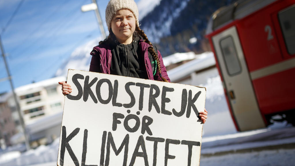 23.01.2019, Schweiz, Davos: Die schwedische Klimaaktivistin Greta Thunberg kommt zur 49. Jahrestagung des Weltwirtschaftsforums an. Thunberg wird von Mittwoch bis Freitag am World Economic Forum in Davos teilnehmen. Weil Flugreisen viel CO2 ausstoßen