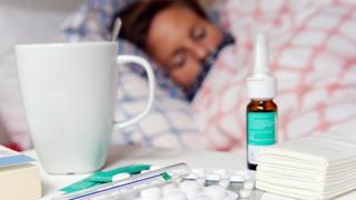 Grippe-Patientin im Bett