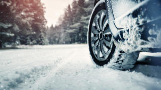 Auto bei Blitzeis und Schnee.