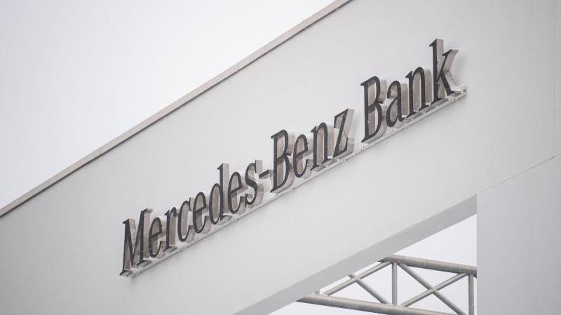 Autobesitzer setzen ein Musterfeststellungsverfahren gegen die Mercedes-Benz Bank in Gang. Sie wollen, dass die Widerrufsregeln in den Kreditverträgen der Bank für ungültig erklärt werden. Foto: Marijan Murat/dpa