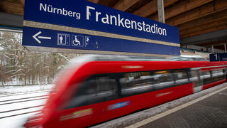 26.01.2019, Bayern, Nürnberg: Ein Zug fährt am Bahnsteig am S-Bahnhof Frankenstadion vorbei. Bei einem Streit in Nürnberg sind zwei Männer von einer S-Bahn überfahren und getötet worden. Nach Angaben der Polizei gerieten an der Haltestelle in der Nacht zum 26. Januar mehrere Leute aneinander. Drei Männer fielen bei dem Streit auf die Gleise. Foto: Daniel Karmann/dpa +++ dpa-Bildfunk +++