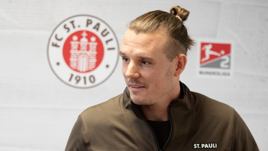 06.01.2019, Hamburg: Alexander Meier spricht während einer Pressekonferenz des Fußball-Zweitligisten FC St. Pauli zu seiner Verpflichtung. Meier erhält in Hamburg einen Vertrag bis zum 30. Juni 2019. Foto: Daniel Reinhardt/dpa +++ dpa-Bildfunk +++