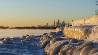 25.01.2019, USA, Chicago: Das Ufer des Sees in Chicago ist zugefroren. Die eisigen Temperaturen in der Region haben dazu geführt, dass manche Schulen geschlossen bleiben mussten. Foto: Tyler Lariviere/Chicago Sun-Times/AP/dpa +++ dpa-Bildfunk +++