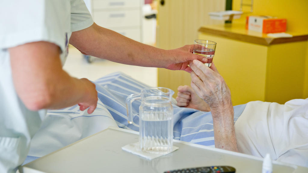 Pfleger kümmert sich um Patienten