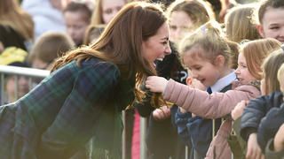 29.01.2019, Großbritannien, Dundee: Herzogin Kate (l) begrüßt vor einem Gemeindezentrum Kinder und lässt sie ihre Haare berühren. Foto: Ian Rutherford/PA Wire/dpa +++ dpa-Bildfunk +++