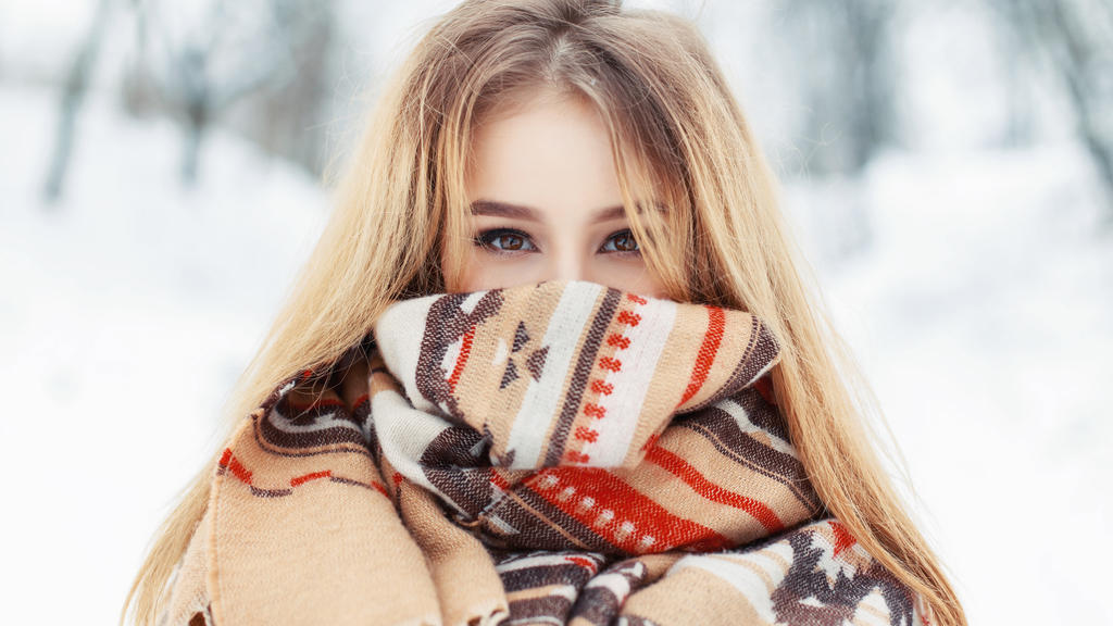 Junge Frau mit Schal im Winter.