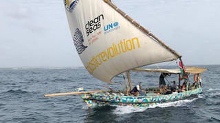 "Flipflopi" ist ein Segelboot nach traditioneller kenianischer Bauart. Es besteht aus 30.000 recycleten Flipflops.