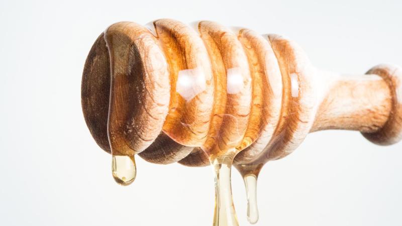 Süße Versuchung mit schwankender Qualität: Die Noten für Honig in einer Untersuchung der Stiftung Warentest reichten von "gut" bis "mangelhaft". Foto: Franziska Gabbert