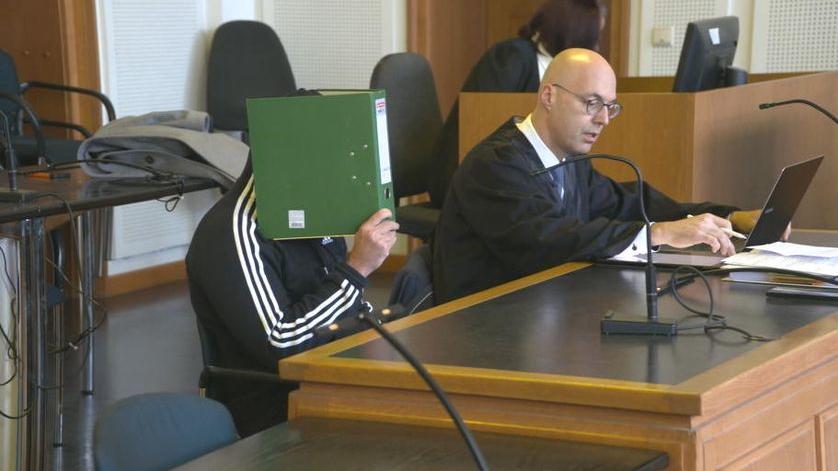 Der Angeklagte David L. vor Gericht in Frankenthal.