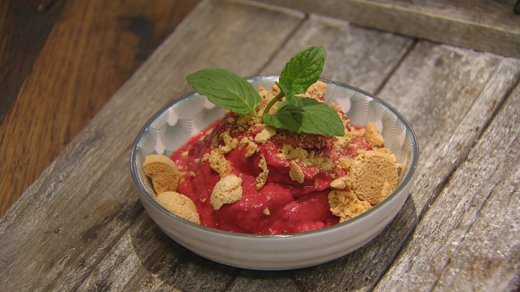 Kirsch-Sauerrahm-Eis : Dessert von Ludwig Heer