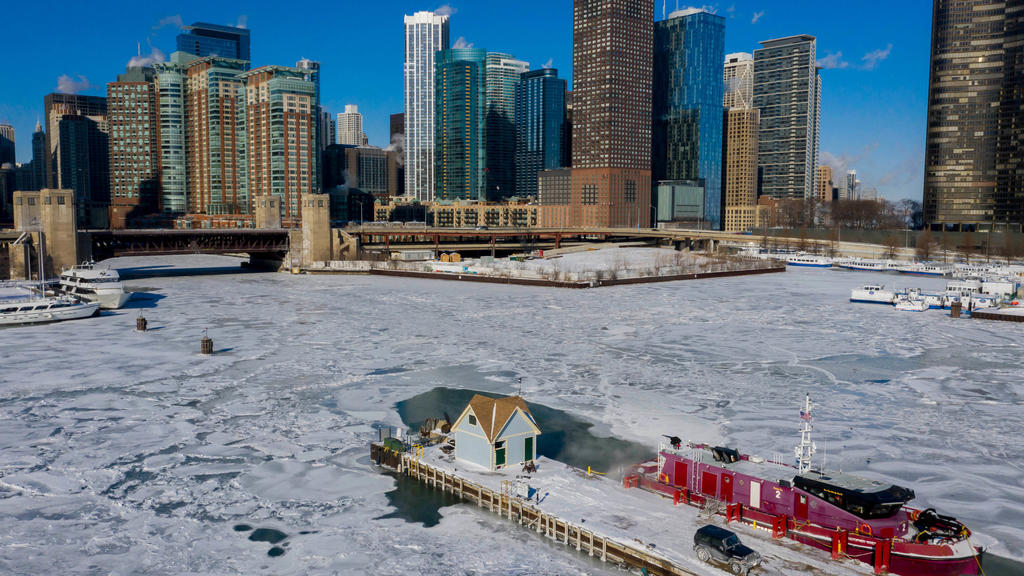 30.01.2019, USA, Chicago: Ein Boot der Chicagoer Feuerwehr vor den Docks zwischen dem von Eis bedeckten Chicago River und dem Lake Michigan in Chicago. Eisige Temperaturen mit rekordverdächtigen Minuswerten habe weite Teile der USA im Griff. In der N