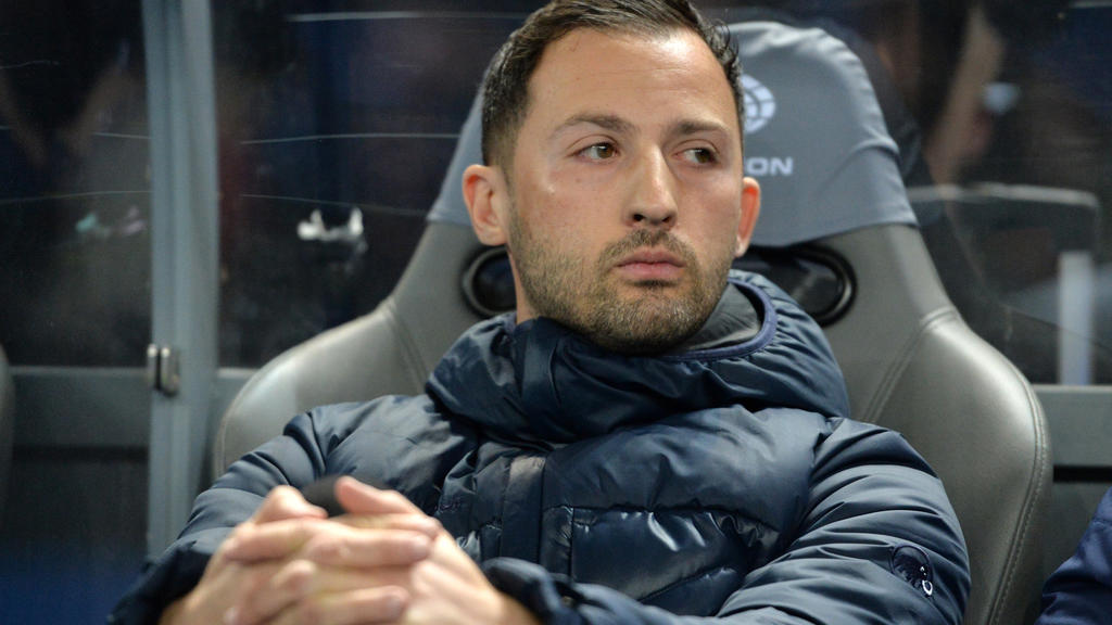 25.01.2019, Berlin: Fußball: Bundesliga, Hertha BSC - FC Schalke 04, 19. Spieltag im Olympiastadion: Trainer Domenico Tedesco von Schalke 04 wirkt angespannt vor dem Spiel. Foto: Jan Kuppert/dpa - WICHTIGER HINWEIS: Gemäß den Vorgaben der DFL Deutsch