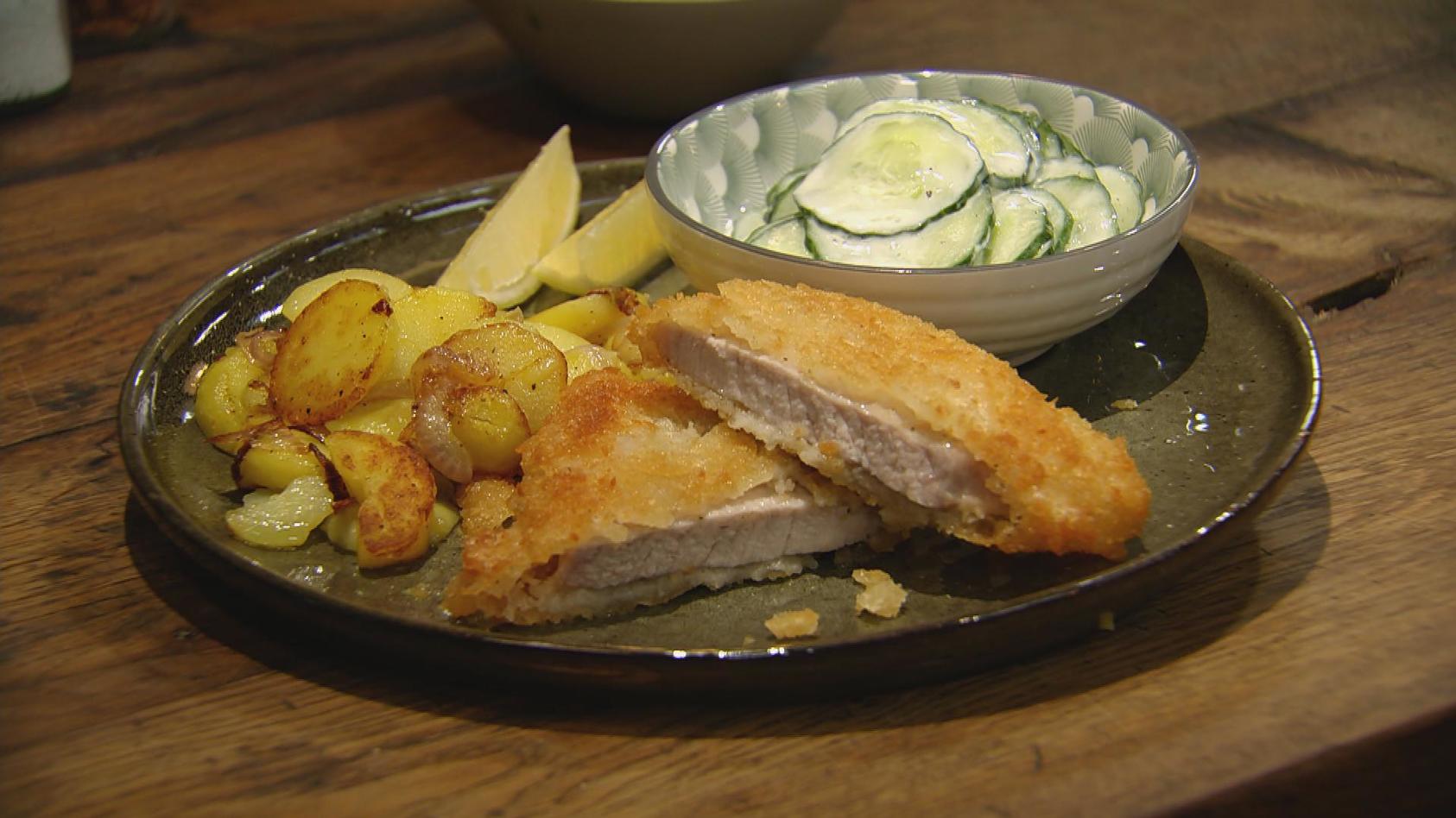Schnitzel mit Bratkartoffeln und Gurkensalat - das Rezept aus &amp;quot;essen ...