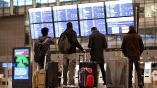 15.01.2019, Hamburg: Fluggäste stehen vor einer Anzeigetafel im Terminal 1 des Flughafens Hamburg. An mehreren deutschen Flughäfen ist seit dem frühen Morgen das Sicherheitspersonal im Ausstand. Foto: Christian Charisius/dpa +++ dpa-Bildfunk +++