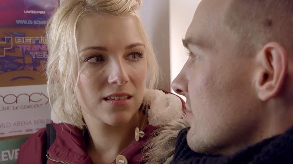 GZSZ: Lilly und Chris werfen sich tiefe Blicke zu.