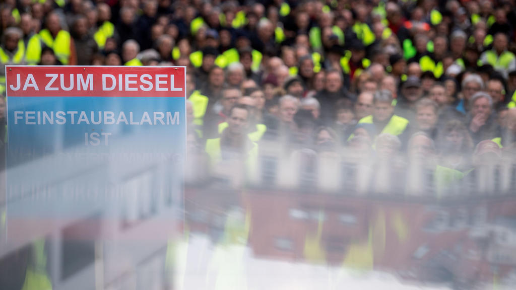 Stuttgart: Gegner der Diesel-Fahrverbote demonstrieren am Neckartor zum Teil in gelben Westen und hinter einem Transparent mit der Aufschrift "Ja zum Diesel Feinstaubalarm ist Volksverdummung keine Ökodik