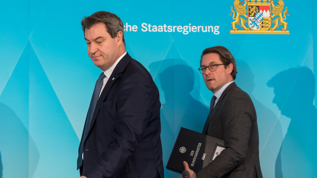 Markus Söder (l, CSU), Ministerpräsident von Bayern und Andreas Scheuer (CSU), Bundesverkehrsminister, nehmen nach dem «Zukunftsforums Automobil» der Bayerischen Staatsregierung an einer Pressekonferenz teil. Auf dem Tref