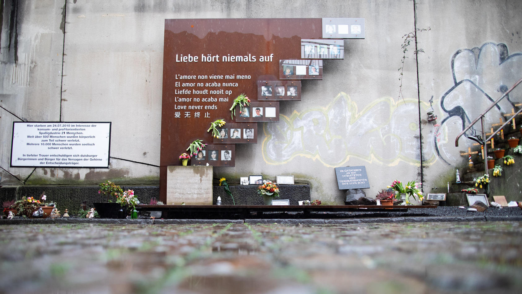 Eine Gedenkstätte für die Opfer der Loveparade-Katastrophe im Jahr 2010.