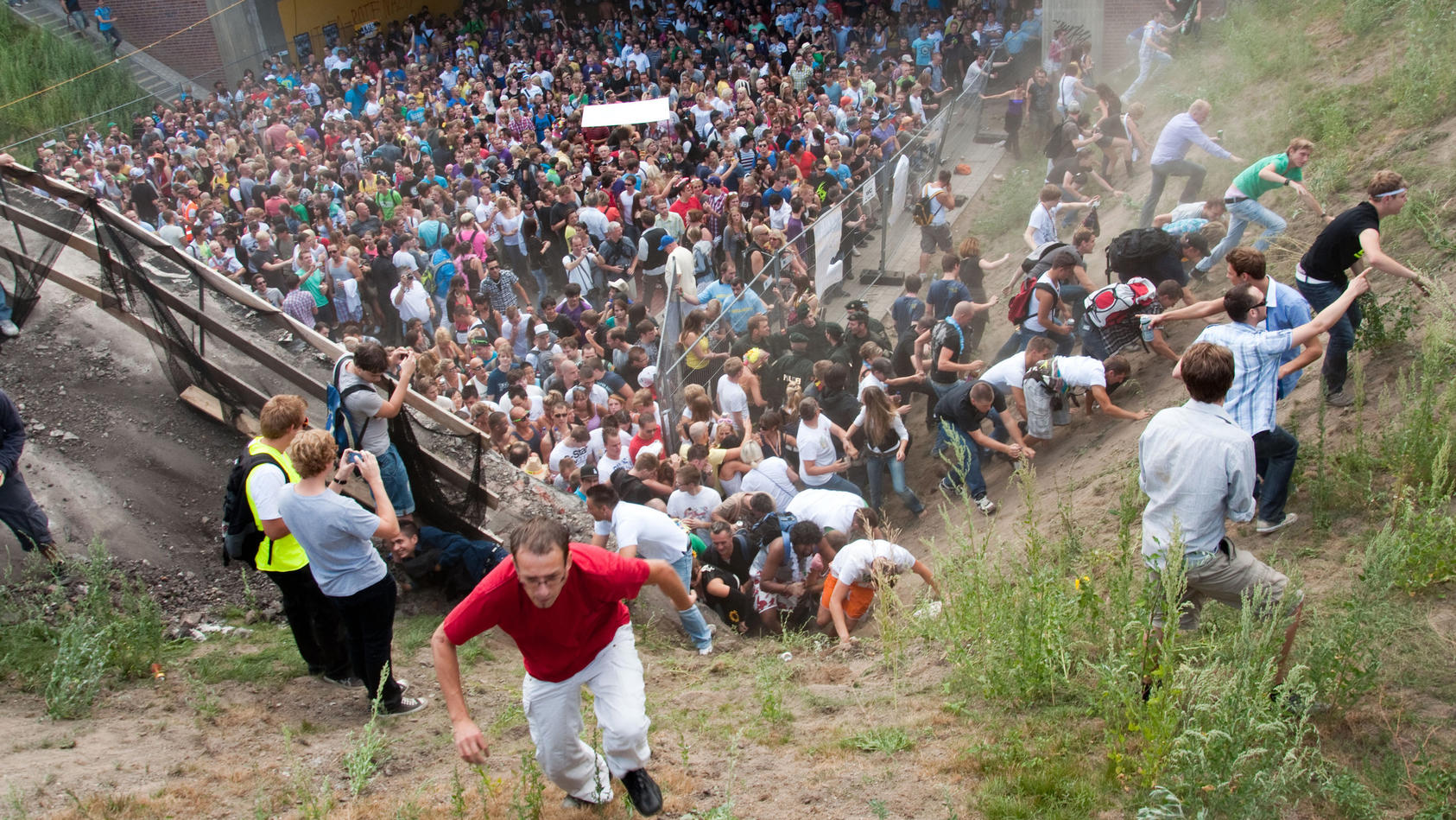 Bei der Loveparade im Juli 2010 in Duisburg wurden 21 junge Menschen zu Tode gedrückt.