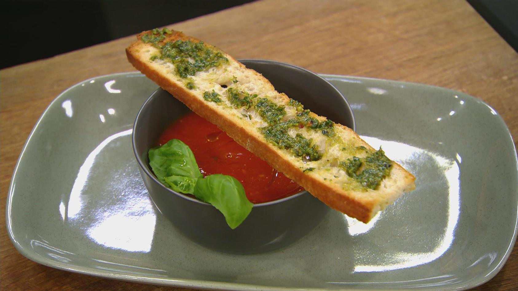 Tomaten Orangen Suppe Mit Basilikum Pesto Das Rezept Aus Essen Trinken Fur Jeden