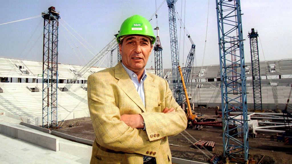 Manager Rudi Assauer (Schalke) schaut auf der Arena-Baustelle nach dem Rechten