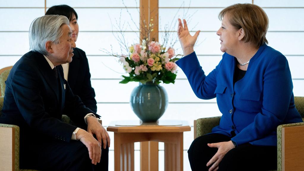 Japan, Tokio: Bundeskanzlerin Angela Merkel (CDU) wird vom japanischen Kaiser Akihito in der Residenz des Palastes empfangen. Darüber hinaus stehen unter anderem am zweiten Tag der Reise der Kanzlerin nach Japan ein Gespräch mit dem Kronp