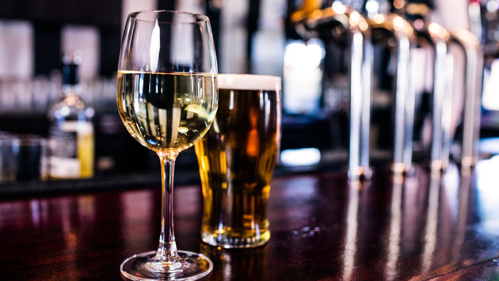 Glas Wein und Bier auf einer Theke
