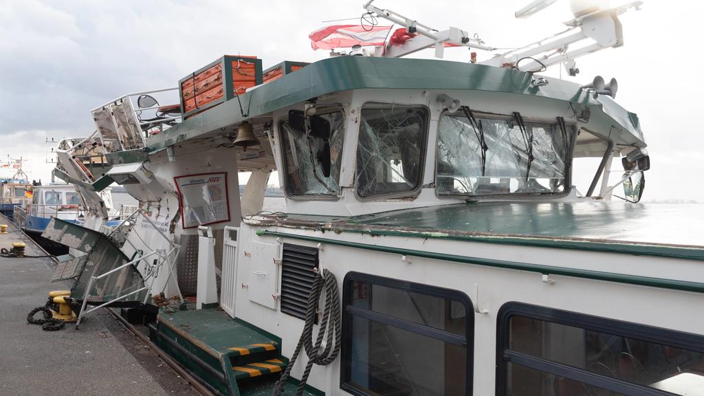 Das Containerschiff hat die Seite der Fähre zerstört.
