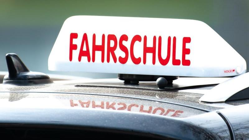 NRW: Mit dem eigenen Auto zur Führerscheinprüfung? Verfahren gegen Mann  (37) eingeleitet