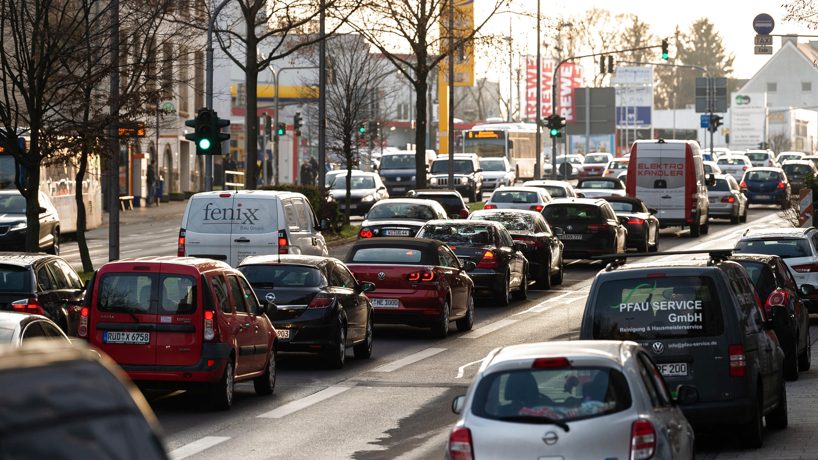ARCHIV - 18.12.2018, Hessen, Wiesbaden: Autos fahren die Schiersteiner-Straße entlang.   (zu dpa «Verwaltungsgericht entscheidet über Diesel-Fahrverbot in Wiesbaden» vom 12.02.2019) Foto: Silas Stein/dpa +++ dpa-Bildfunk +++