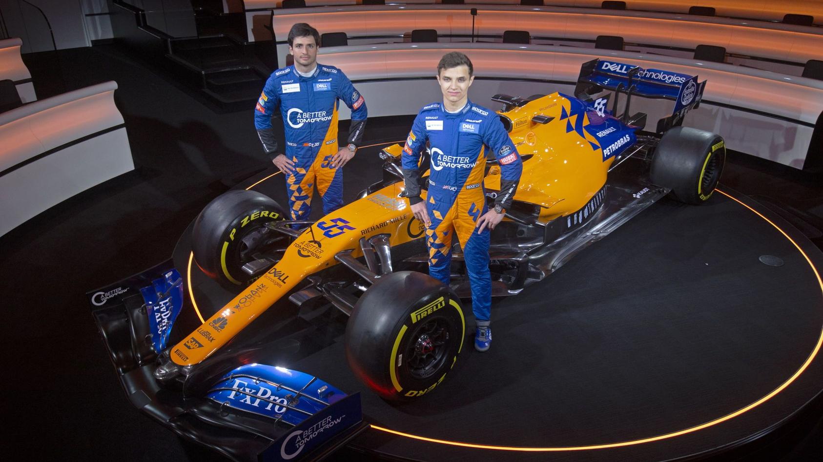 Der neue McLaren mit dem neuen Fahrer-Duo Lando Norris (vorn) und Carlos Sainz jr.