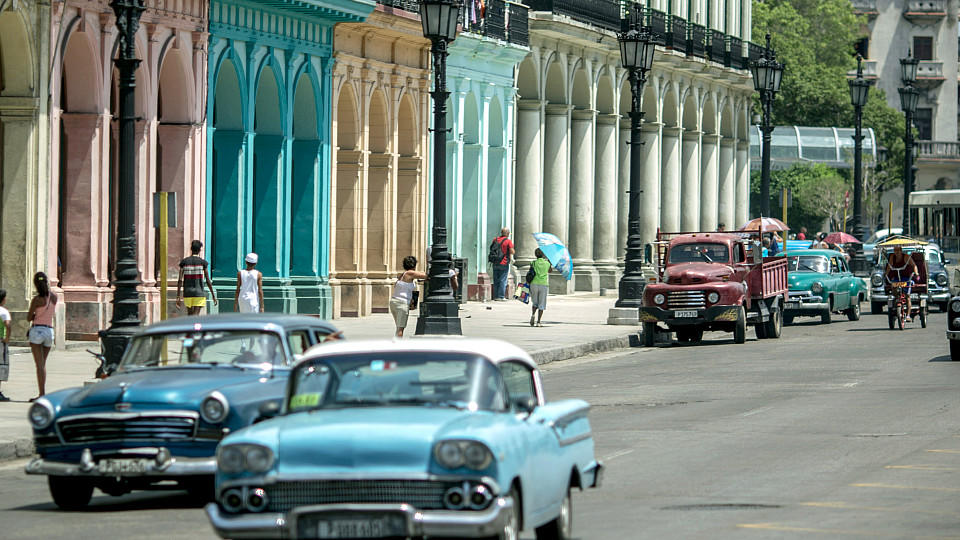 Oldtimer fahren am 17.07.2015 durch Havanna (Kuba). Foto: Michael Kappeler/dpa (zu dpa Korr-Bericht 'Die Amerikaner kommen - Kuba freut sich auf neue Ära' vom 19.07.2015) +++(c) dpa - Bildfunk+++