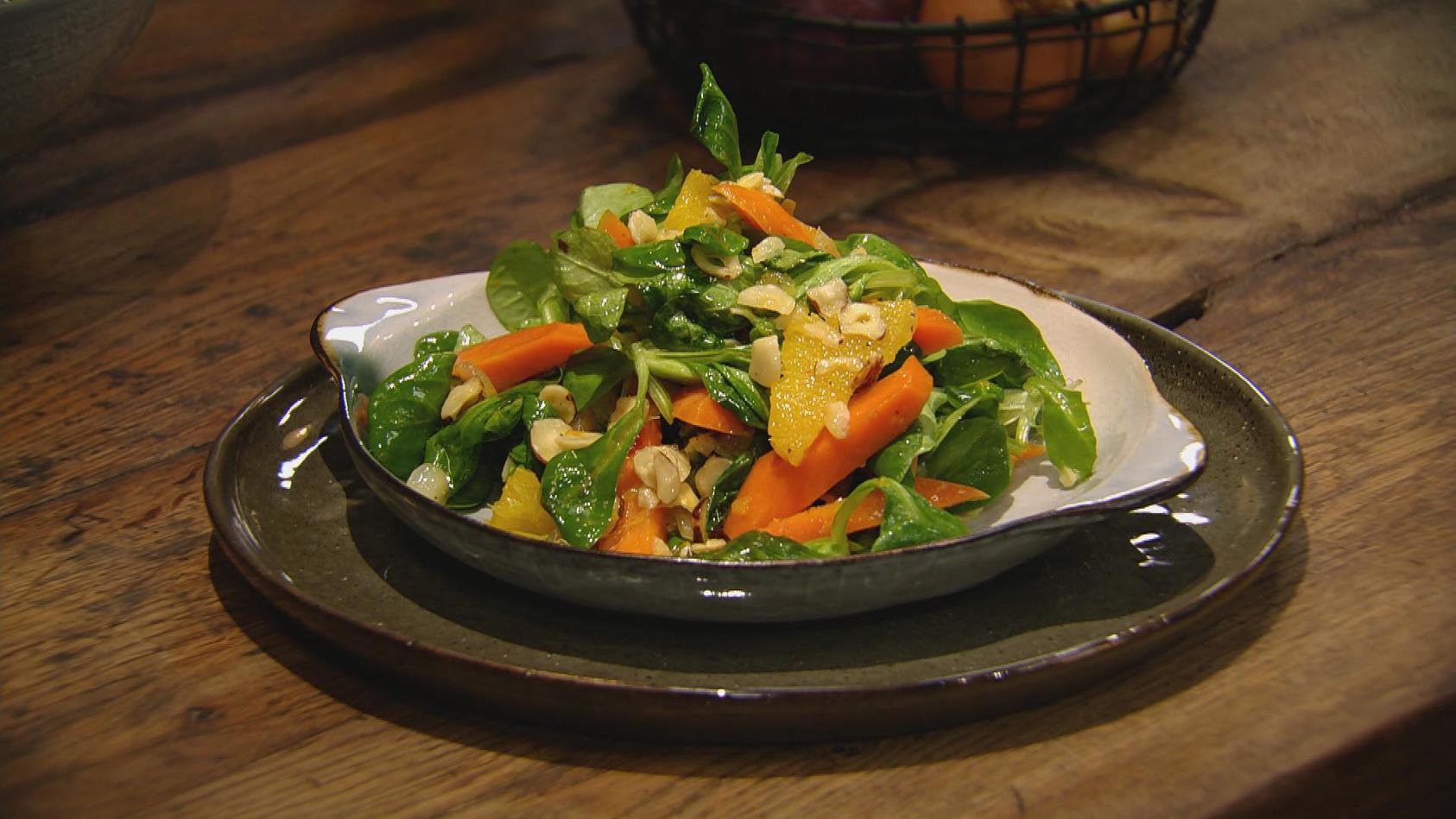 In Orangensaft Marinierte Mohren Mit Feldsalat Das Rezept Aus Essen Trinken Fur Jeden