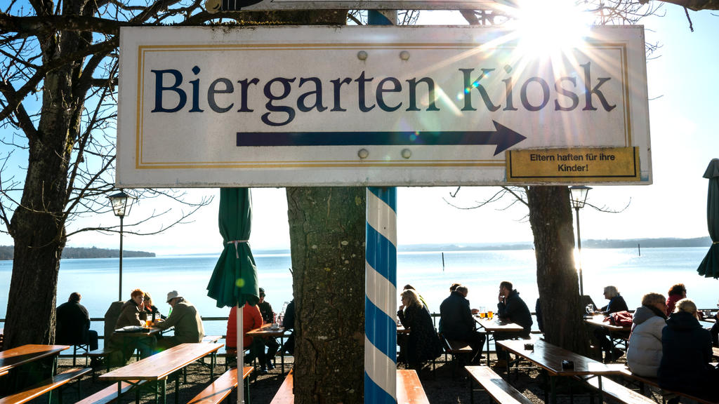 15.02.2019, Bayern, Stegen Am Ammersee: Besucher eines Biergartens am Ammersee genießen das schöne Wetter. Bayern kann sich am Wochenende auf Bilderbuch-Wetter freuen. Die Temperaturen kraxeln tagsüber auf bis zu 15 Grad. Foto: Sina Schuldt/dpa +++ d