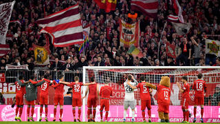 MUNICH, GERMANY - FEBRUARY 09: The Bayern Munich team acknowledge the fans after the Bundesliga match between FC Bayern Muenchen and FC Schalke 04 at Allianz Arena on February 9, 2019 in Munich, Germany.  (Photo by Sebastian Widmann/Bongarts/Getty Images)