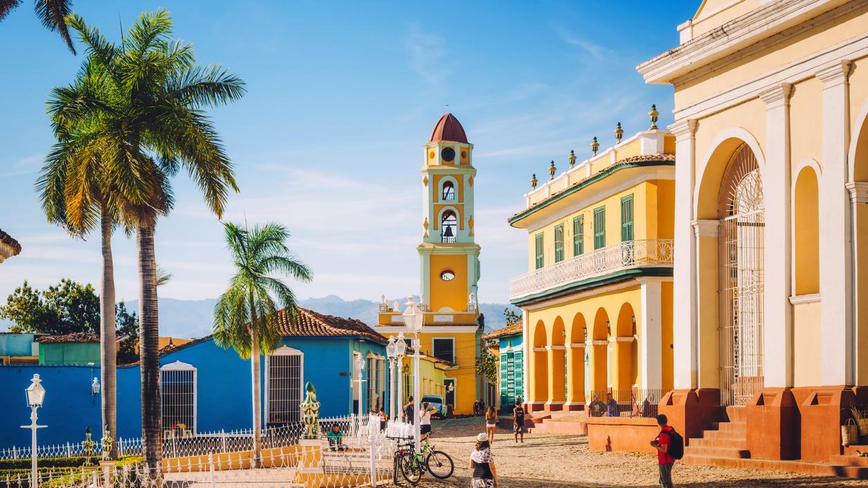 Die Stadt Trinidad beeindruckt mit bunt angestrichenen Stadtvillen und imposanten Gebäuden wie dem Historischen Museum.