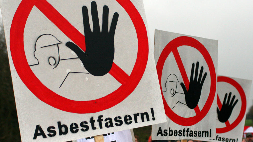 Warnschilder vor Asbestfasern