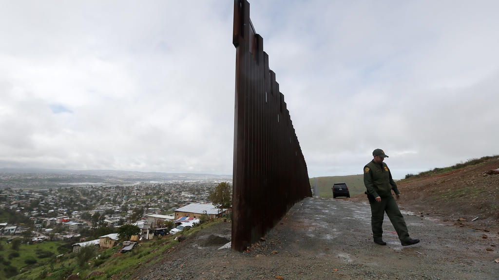 Der US-Grenzschutzbeamte Vincent Pirro geht am Ende der Grenzmauer entlang, die Tijuana in Mexiko von San Diego in den USA trennt.
