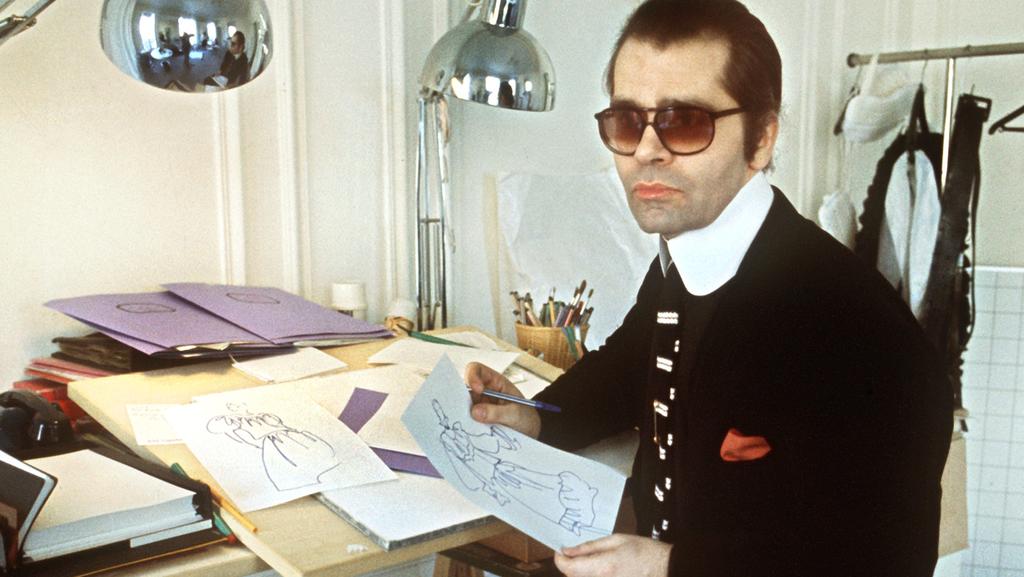 Ein Blick in die Vergangenheit: Karl Lagerfeld am Zeichentisch im Jahr 1979.