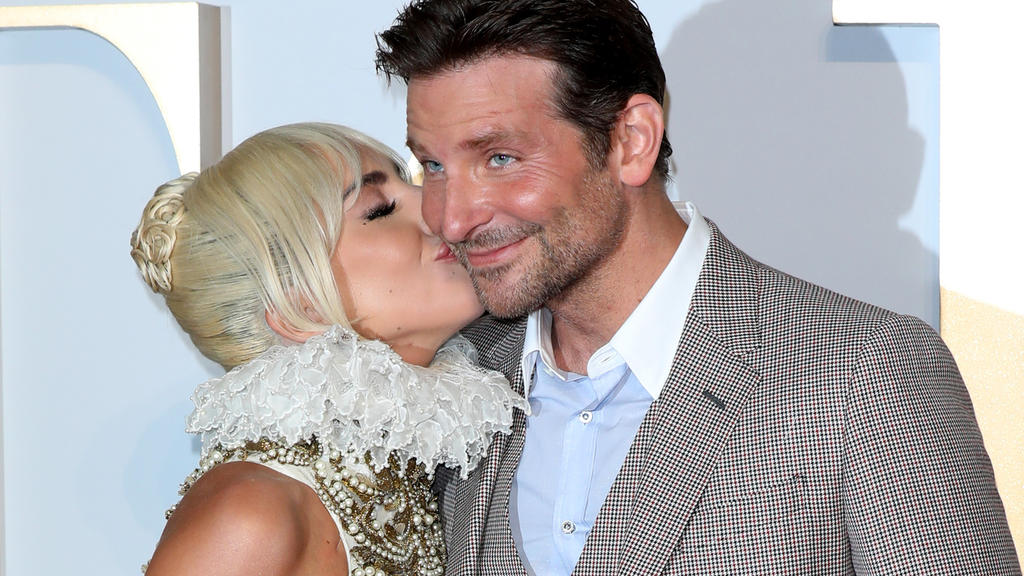 Lady Gaga küsst Bradley Cooper auf die Wange