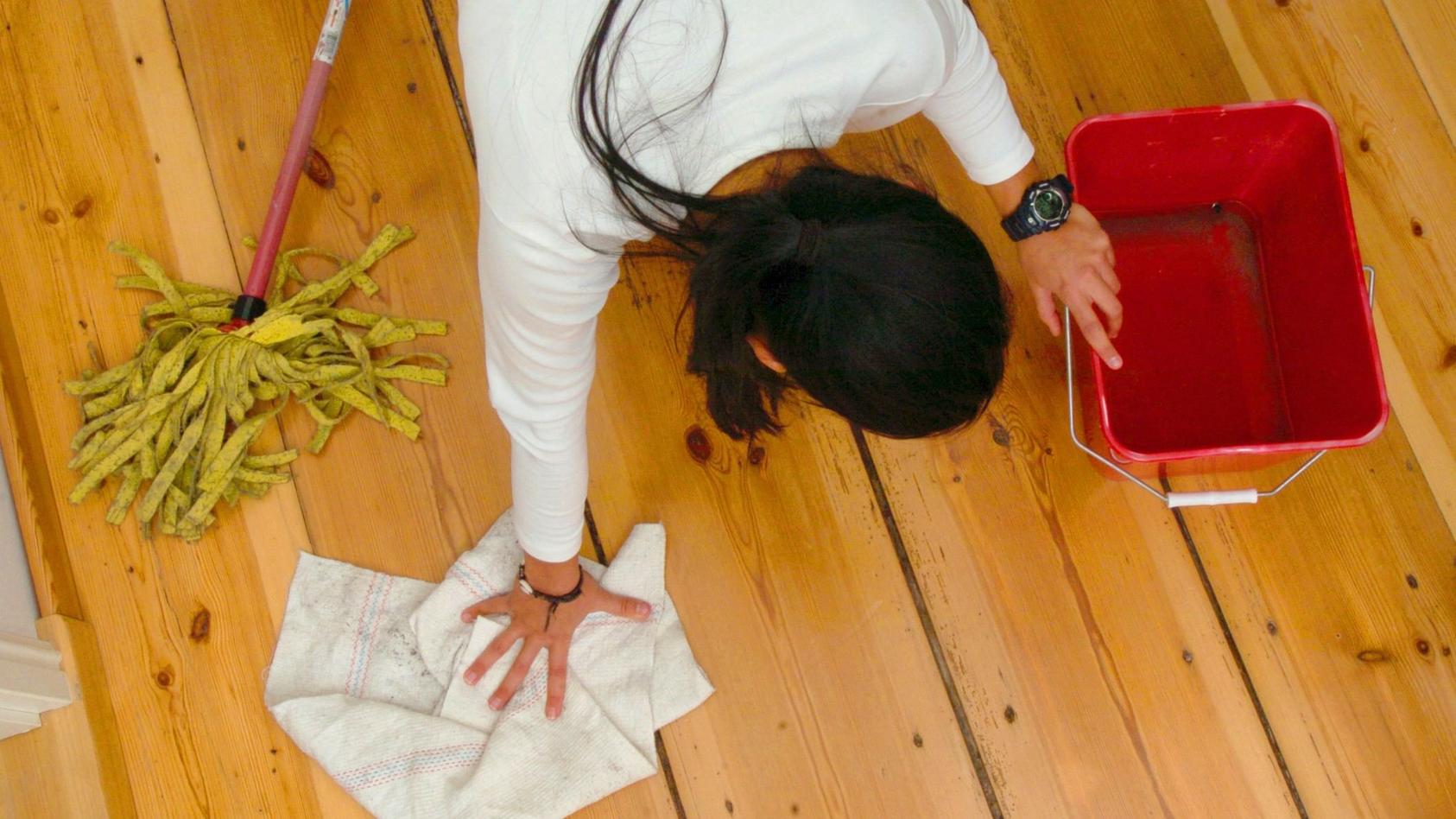 ARCHIV - 14.01.2004, Brandenburg, Potsdam: Eine Frau putzt den Fußboden. Haushaltshilfen haben ein Imageproblemen: Trotz eines steigenden Bedarfs an Unterstützung in den eigenen vier Wänden klagt die Branche über mangelnde Wertschätzung für Arbeiten 