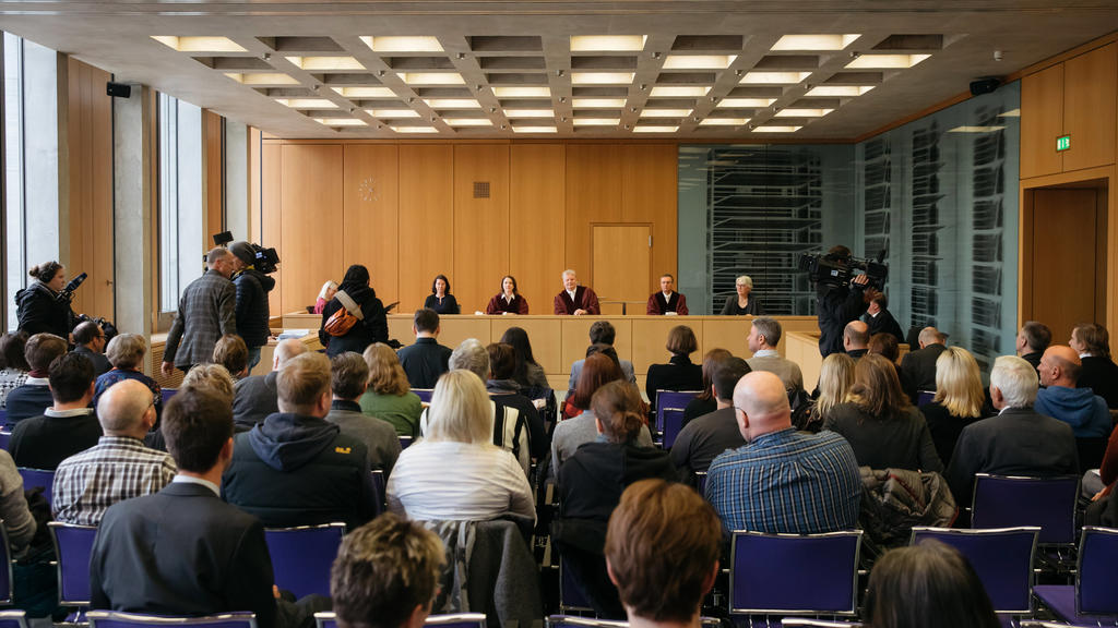 20.02.2019, Thüringen, Erfurt: Ulrich Koch (M), Vorsitzender Richter am Bundesarbeitsgericht, eröffnet die Verhandlung zum Sonderstatus der katholischen Kirche als Arbeitgeber in Deutschland. Es geht um den Chefarzt eines katholischen Krankenhauses i